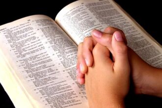 Prefeitura sanciona lei que inclui Bíblia como material paradidático nas escolas