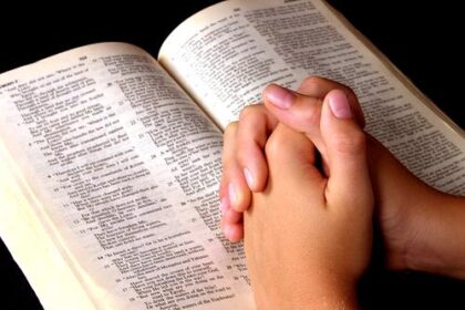 Prefeitura sanciona lei que inclui Bíblia como material paradidático nas escolas