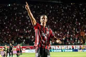 STJD pune atacante Carlinhos, que vira desfalque do Vitória contra o Mirassol