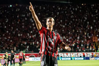 STJD pune atacante Carlinhos, que vira desfalque do Vitória contra o Mirassol