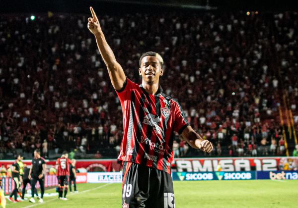STJD pune atacante Carlinhos, que vira desfalque do Vitória contra o Mirassol