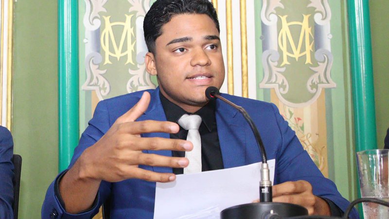 Sandro Filho reage a expulsão do MBL e polêmicas envolvendo a esposa: “Vagabundagem da política”