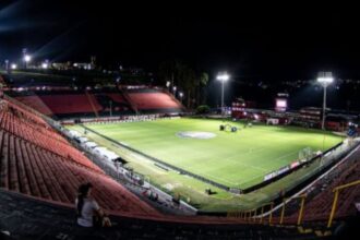Vitória enfrenta Internacional no Barradão com missão de se afastar do Z-4; prováveis escalações