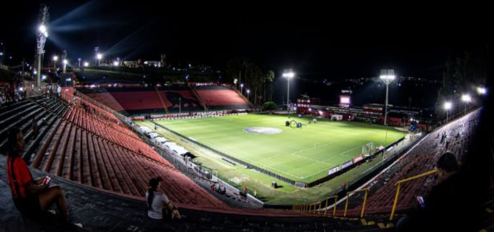 Vitória enfrenta Internacional no Barradão com missão de se afastar do Z-4; prováveis escalações