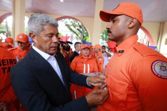 Governador homenageia bombeiros que atuaram nas enchentes no RS
