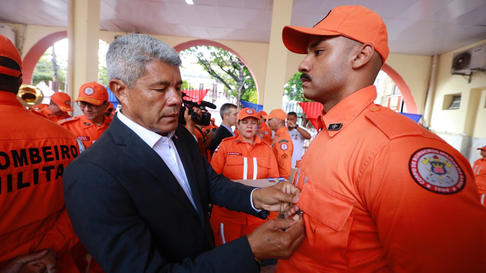 Governador homenageia bombeiros que atuaram nas enchentes no RS
