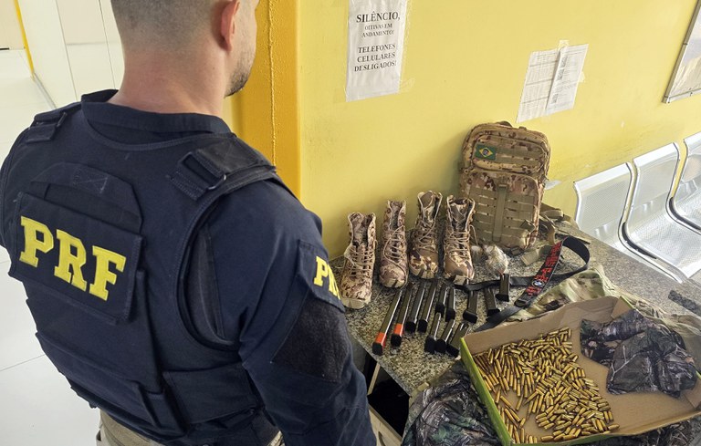 PRF captura dupla de facção com armas e munições ao sair do Rio