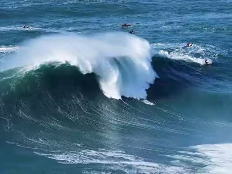 Surfista Carlos Burle Resgatado Após Queda em Onda Gigante!