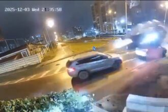 Carro de Luxo Voa Após Motorista Perder Controle na Rotatória!