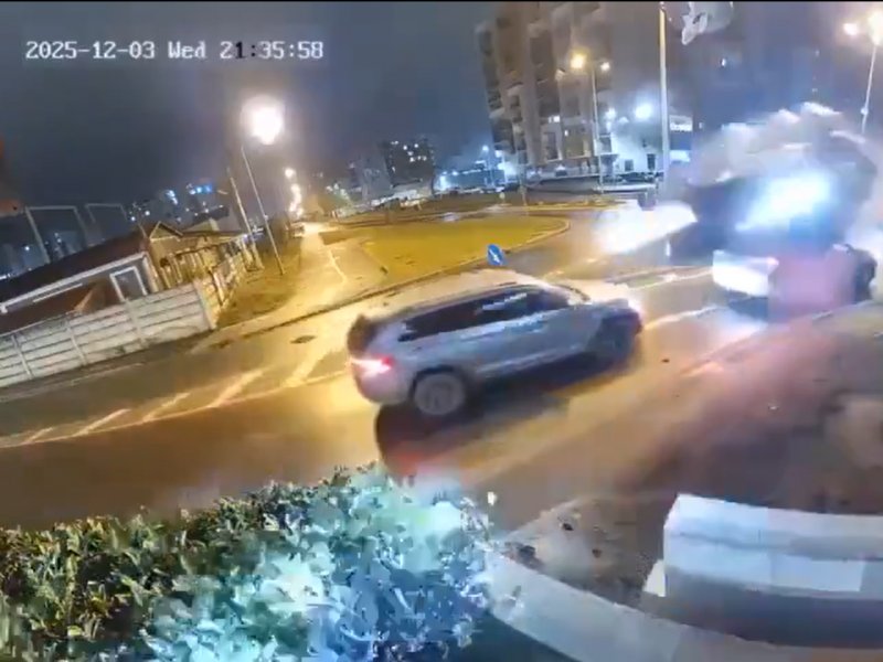 Carro de Luxo Voa Após Motorista Perder Controle na Rotatória!