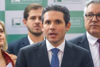 Democracia em Risco: Hugo Motta Fala Após Ataque a Braga