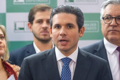 Democracia em Risco: Hugo Motta Fala Após Ataque a Braga