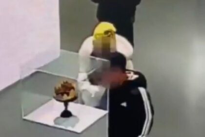 Criança Quebra Coroa de R$ 1,7 Milhão em Museu Chinês!