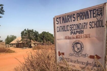 Crianças sequestradas na Nigéria são libertadas em resgate emocionante