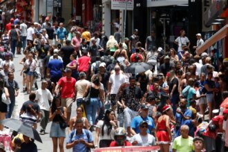 Compras de Última Hora para o Natal: Comércio em Alta, Consumidores Cautelosos