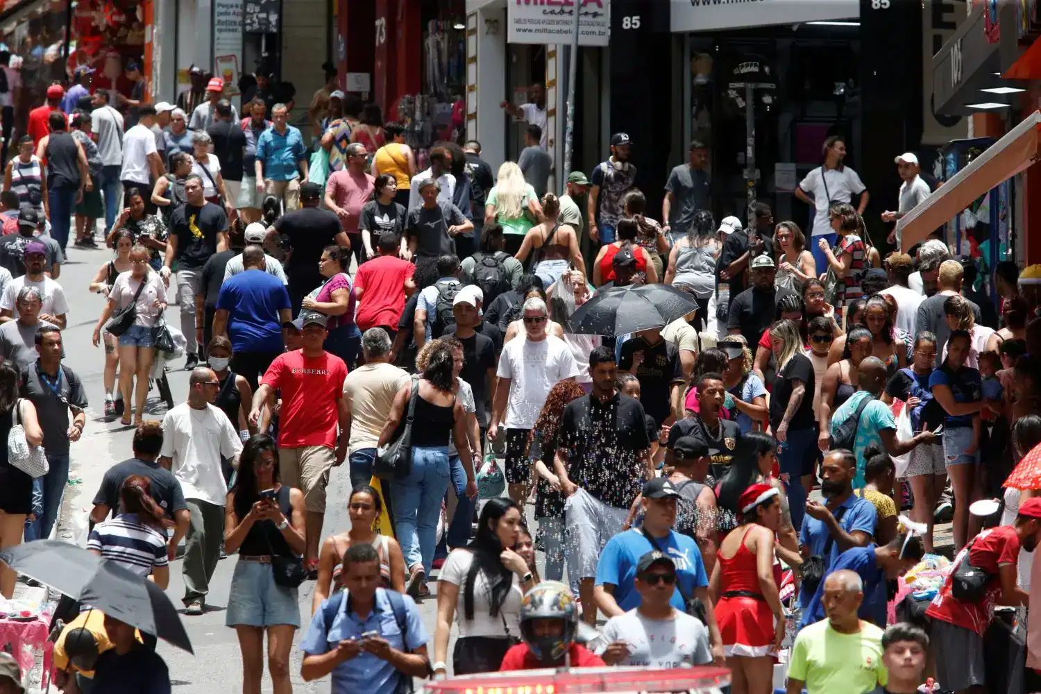 Compras de Última Hora para o Natal: Comércio em Alta, Consumidores Cautelosos