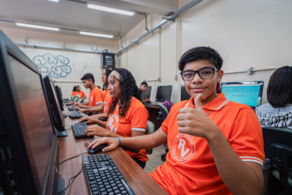 Programa Computadores para Inclusão cria mil laboratórios em 2025