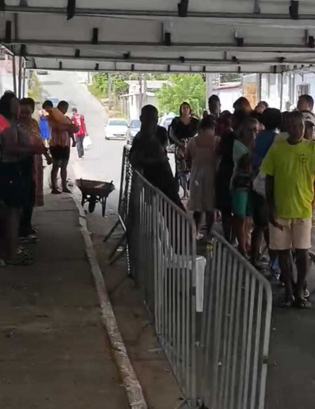 Beneficiários enfrentam novos desafios na retirada da Cesta de Natal