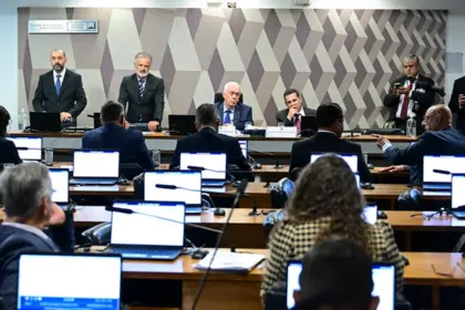 CCJ do Senado aprova PEC que extingue escala 6×1 e prevê jornada de até 36 horas semanais