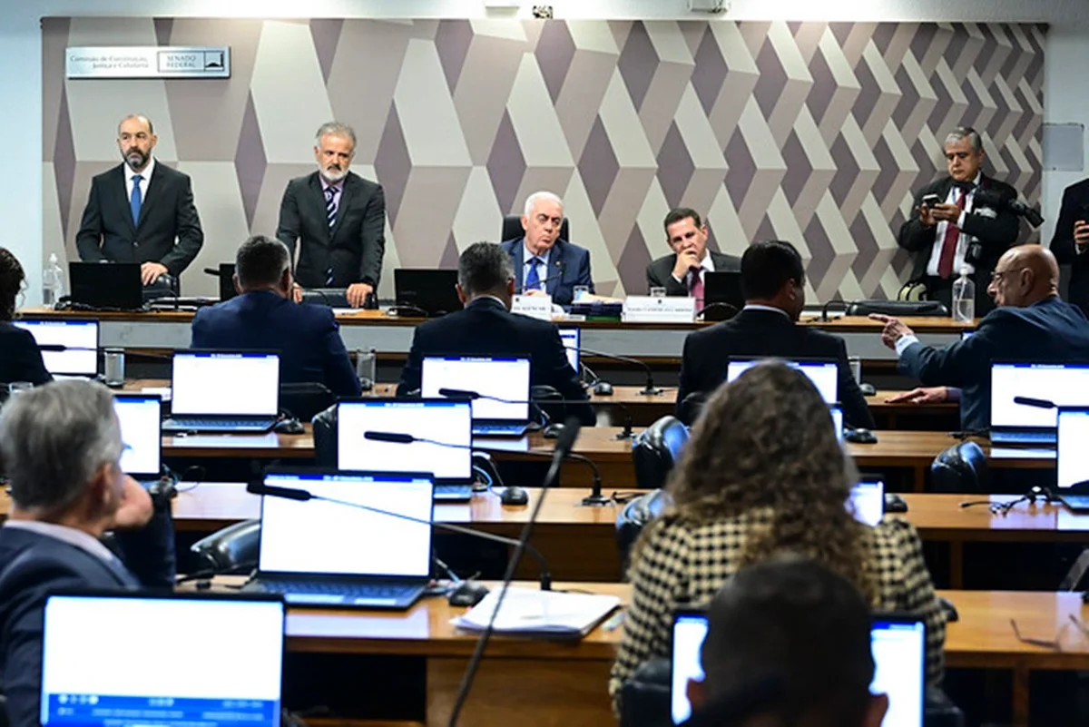 CCJ do Senado aprova PEC que extingue escala 6×1 e prevê jornada de até 36 horas semanais