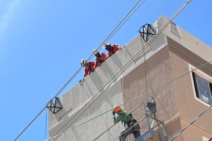 Cabo de aço se rompe e trabalhadores ficam suspensos a 12 metros em Camaçari