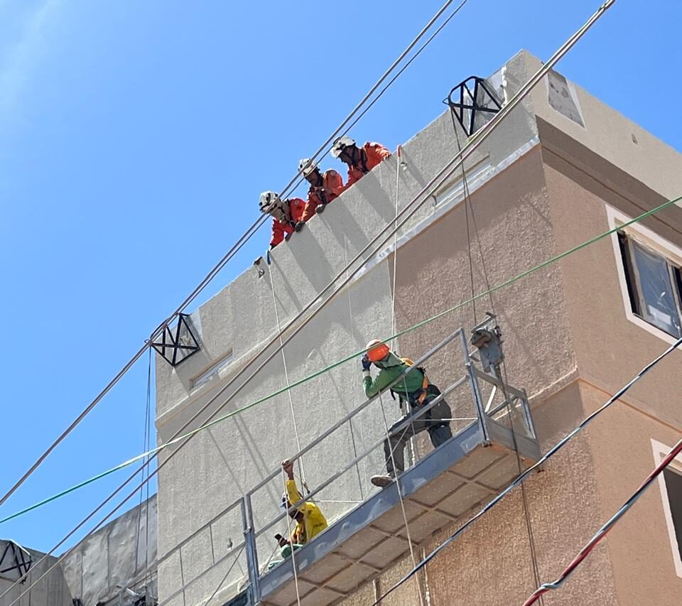 Cabo de aço se rompe e trabalhadores ficam suspensos a 12 metros em Camaçari