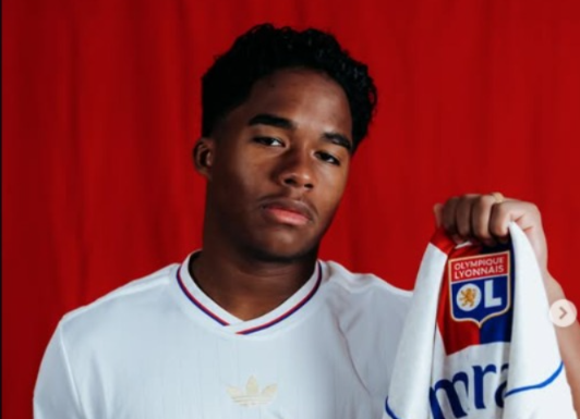 Camisas de Endrick começam a circular na loja do Lyon