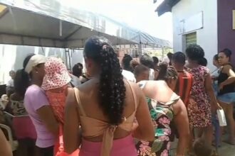Caos e longas filas marcam início da entrega da Cesta de Natal na orla