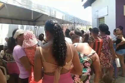 Caos e longas filas marcam início da entrega da Cesta de Natal na orla