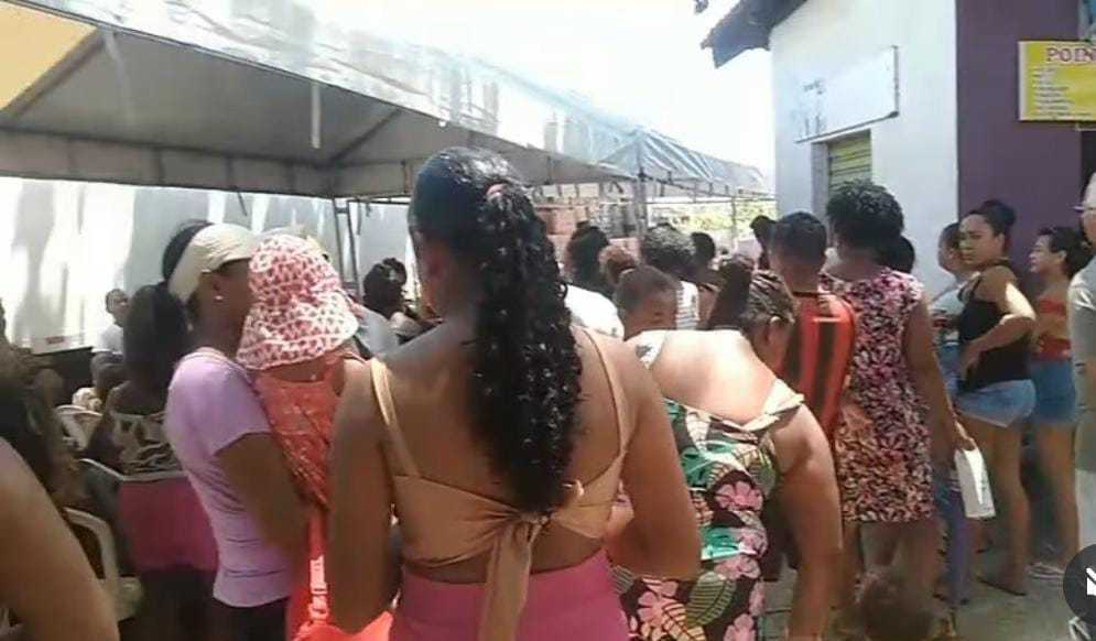 Caos e longas filas marcam início da entrega da Cesta de Natal na orla