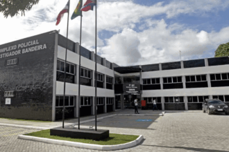 Polícia prende idoso suspeito de agredir padrasto de 79 anos na Bahia