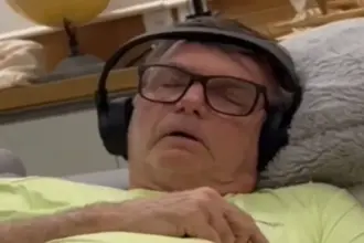 Carlos Bolsonaro divulga vídeo de Jair Bolsonaro com crise de soluço e diz que condição do ex-presidente “piora” na prisão