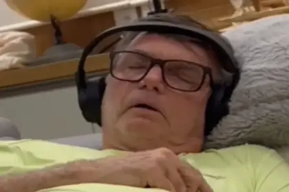 Carlos Bolsonaro divulga vídeo de Jair Bolsonaro com crise de soluço e diz que condição do ex-presidente “piora” na prisão