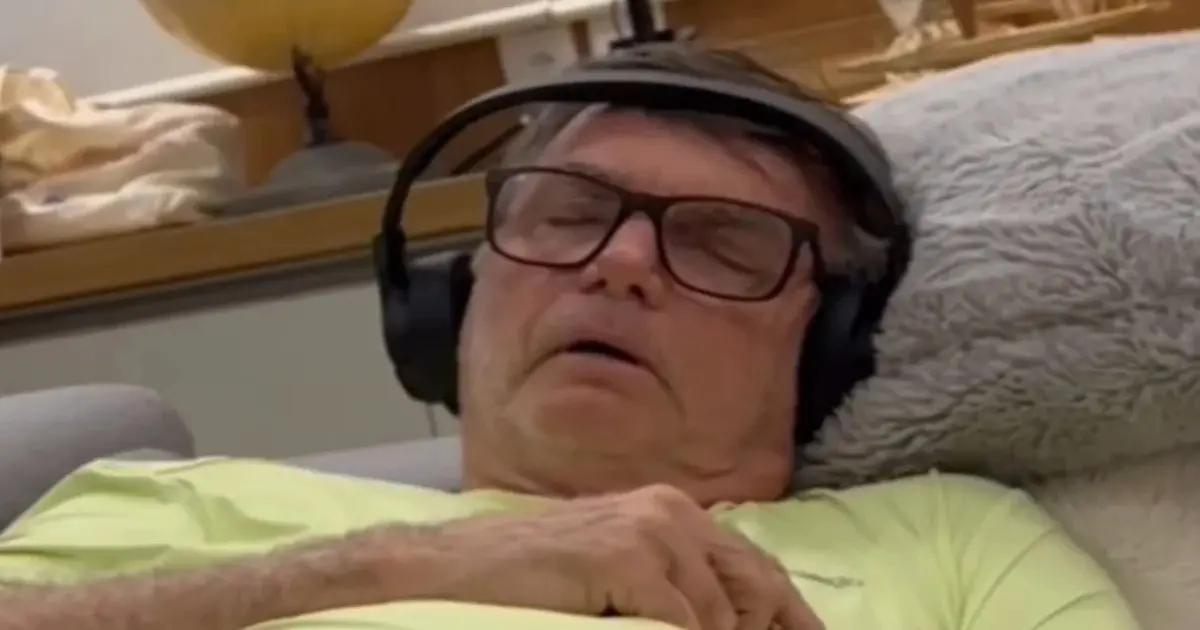 Carlos Bolsonaro divulga vídeo de Jair Bolsonaro com crise de soluço e diz que condição do ex-presidente “piora” na prisão