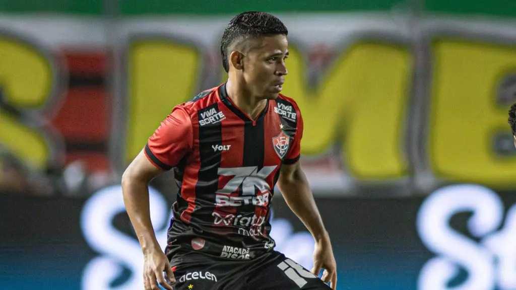 Coritiba pode atravessar Vitória na contratação de Erick, que pertence ao São Paulo