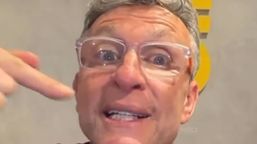 SOLTOU O VERBO! Craque Neto afirma que Vitória não cai e acredita em gigante rebaixado