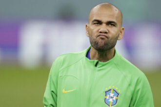 Daniel Alves compra clube em Portugal e avalia retorno aos gramados