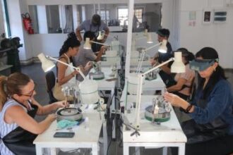 Com a formação de lapidários, o Centro Gemológico da Bahia fortalece cadeia produtiva de gemas e joias no estado