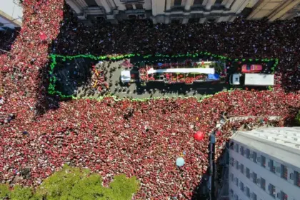 Famílias se juntam à multidão para festejar título do Flamengo no RJ