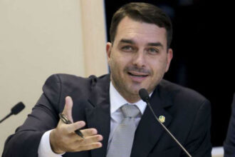 Flávio Bolsonaro confirma candidatura à Presidência em 2026 com aval do pai
