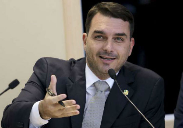 Flávio Bolsonaro confirma candidatura à Presidência em 2026 com aval do pai