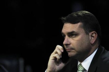 Flávio Bolsonaro admite recuar de candidatura e condiciona decisão à anistia condenados pelo STF