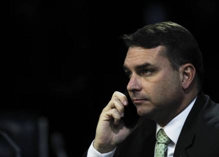 Flávio Bolsonaro admite recuar de candidatura e condiciona decisão à anistia condenados pelo STF