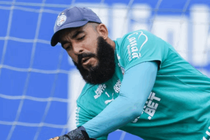Goleiro do Bahia anuncia aposentadoria: "perfeito encerrar por aqui"