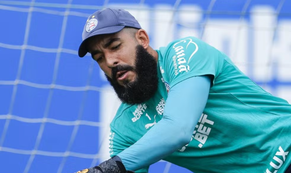 Goleiro do Bahia anuncia aposentadoria: "perfeito encerrar por aqui"