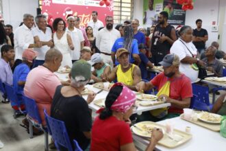 Governador participa do Natal Mais Social com cardápio especial no Restaurante Popular da Liberdade