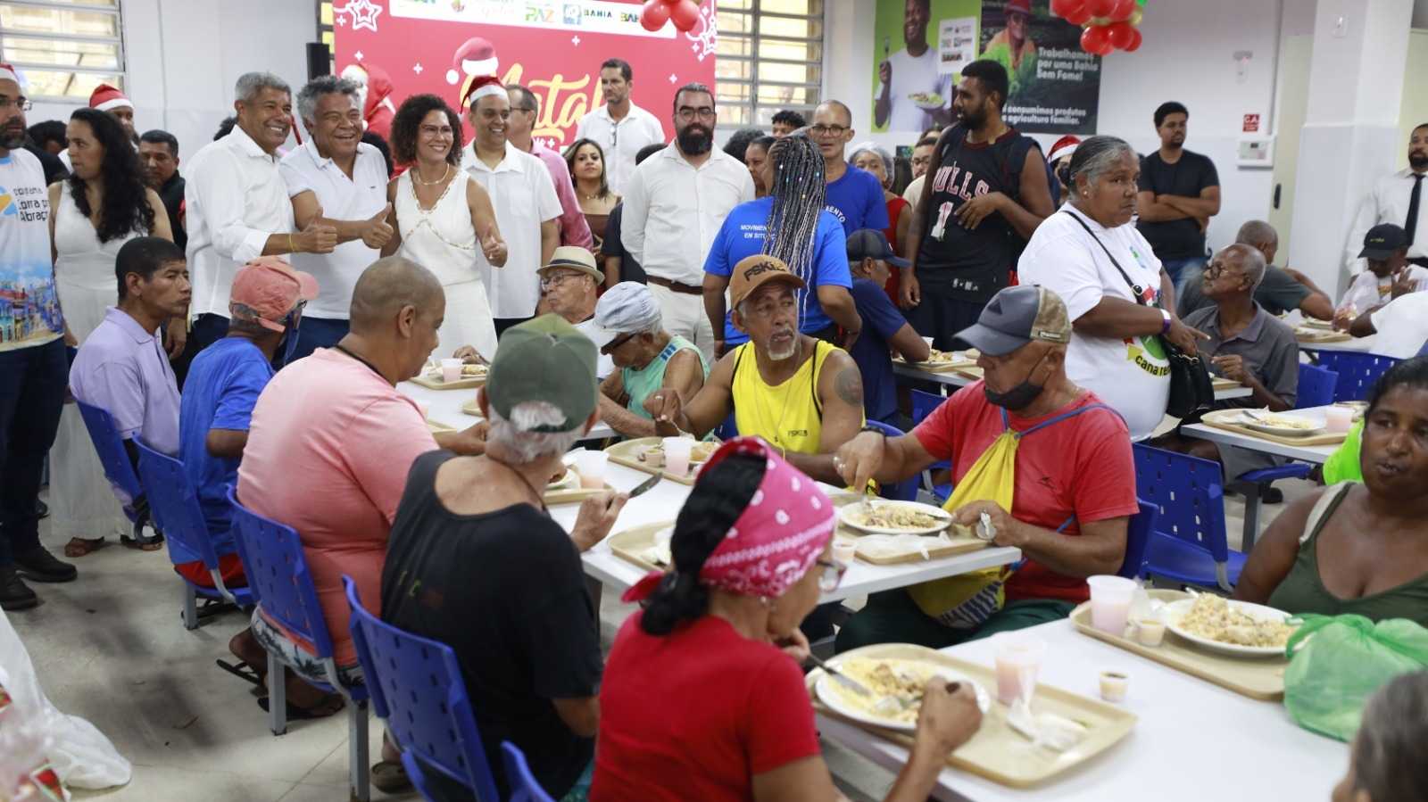 Governador participa do Natal Mais Social com cardápio especial no Restaurante Popular da Liberdade