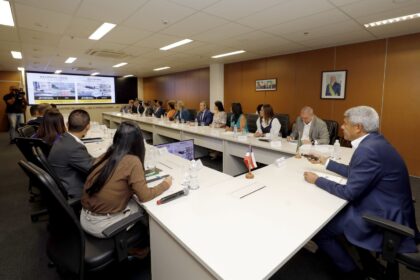 Governo e Prefeitura discutem ações e projetos para Lauro de Freitas durante reunião em Salvador