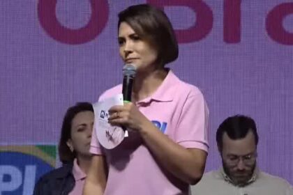 Aliados relatam irritação de Michelle Bolsonaro com carta que reafirma candidatura de Flávio à Presidência