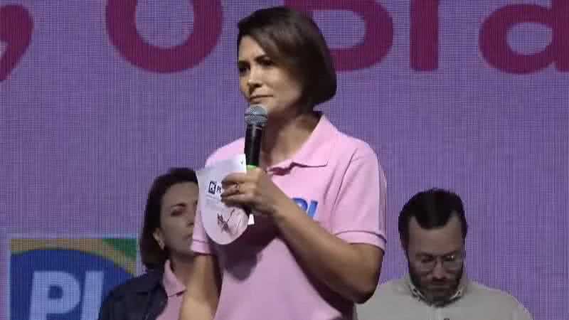 Aliados relatam irritação de Michelle Bolsonaro com carta que reafirma candidatura de Flávio à Presidência